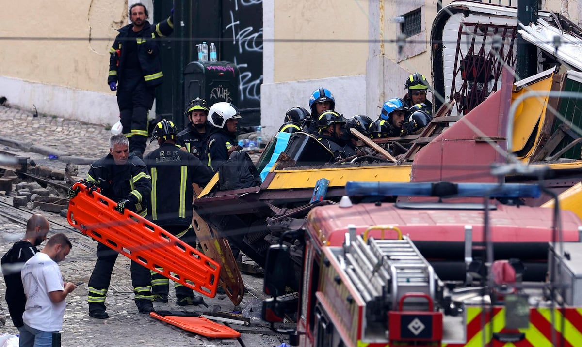 Varios muertos al descarrilar un famoso funicular turístico en Portugal