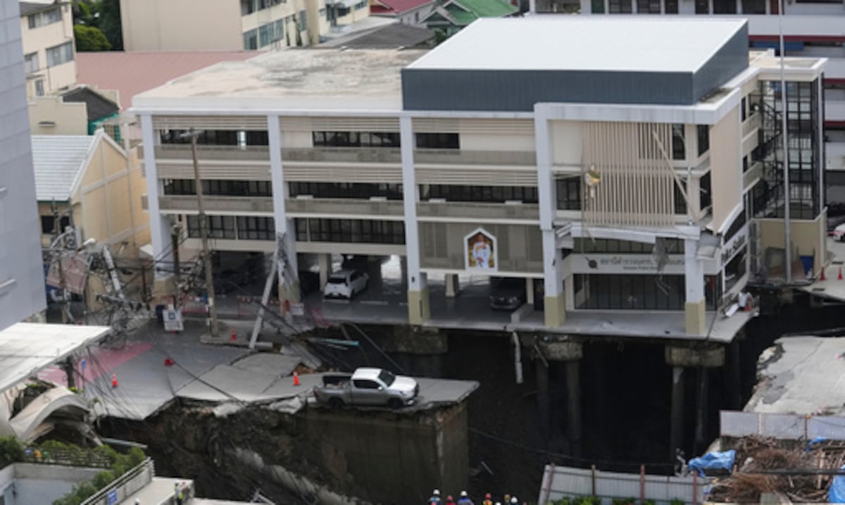 Un enorme socavón en Bangkok interrumpe el tráfico y provoca desalojos