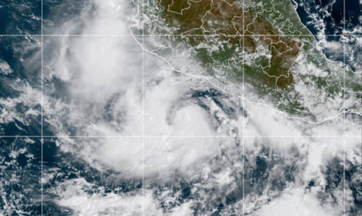 Narda se convierte en huracán frente a la costa oeste de México