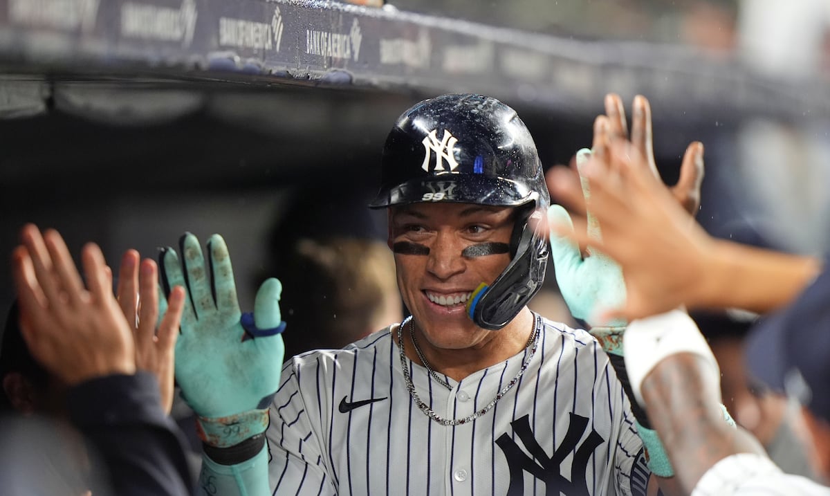 Aaron Judge llega a 50 jonrones por cuarta vez y los Yankees empatan en la cima del Este de la Americana