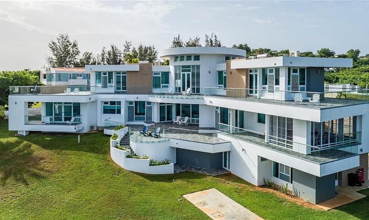 En Quebradillas: a la venta por $3.95 millones una mansión con vista al mar