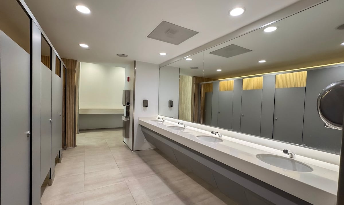 Listos los primeros baños remodelados del aeropuerto Luis Muñoz Marín