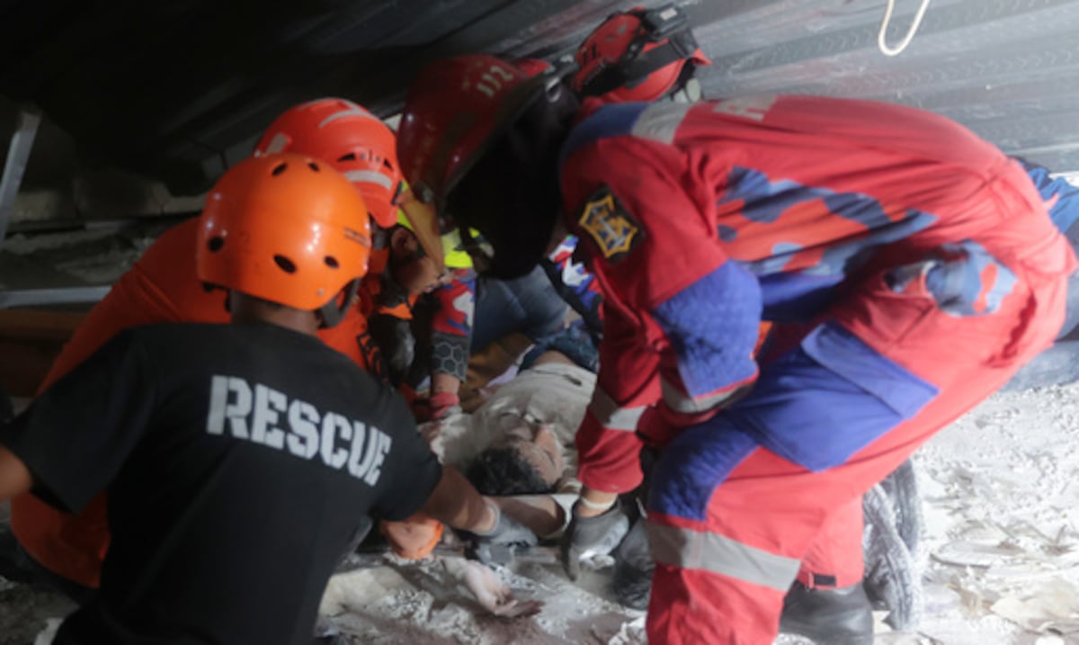 Se derrumba escuela en Indonesia en medio de una construcción no autorizada