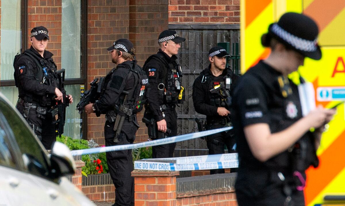 Policía antiterrorista británica investiga apuñalamiento de conductor de TV iraní