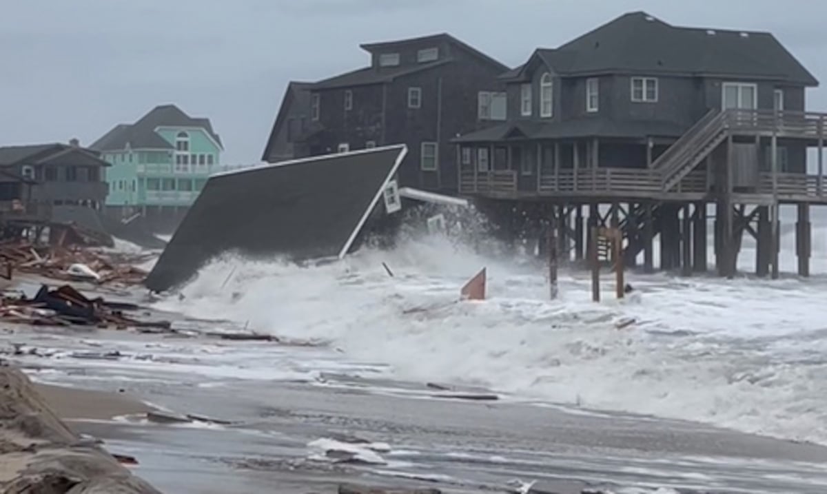 Colapsan cinco casas en islas frente a la costa de Carolina del Norte mientras huracanes se acercan al Atlántico