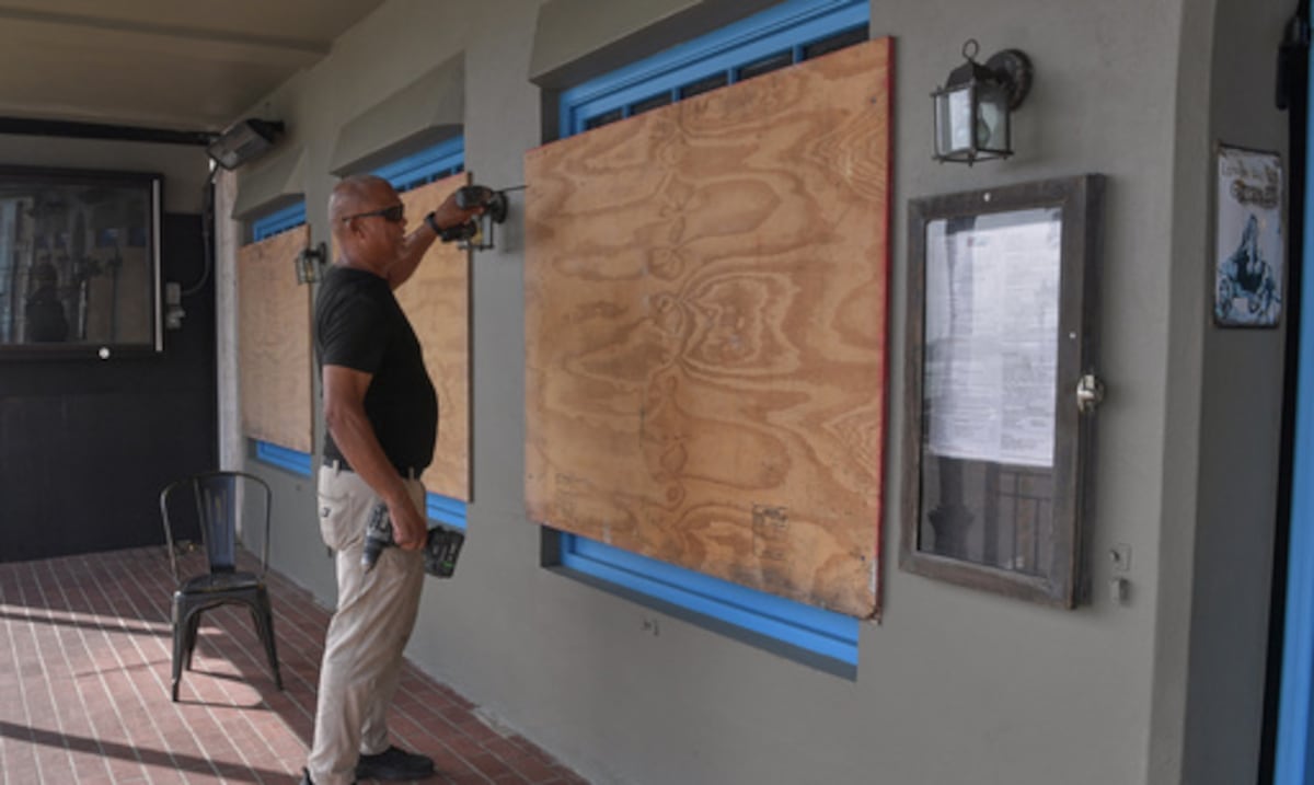 Huracán Imelda se aleja de Bermudas tras azotar la pequeña isla