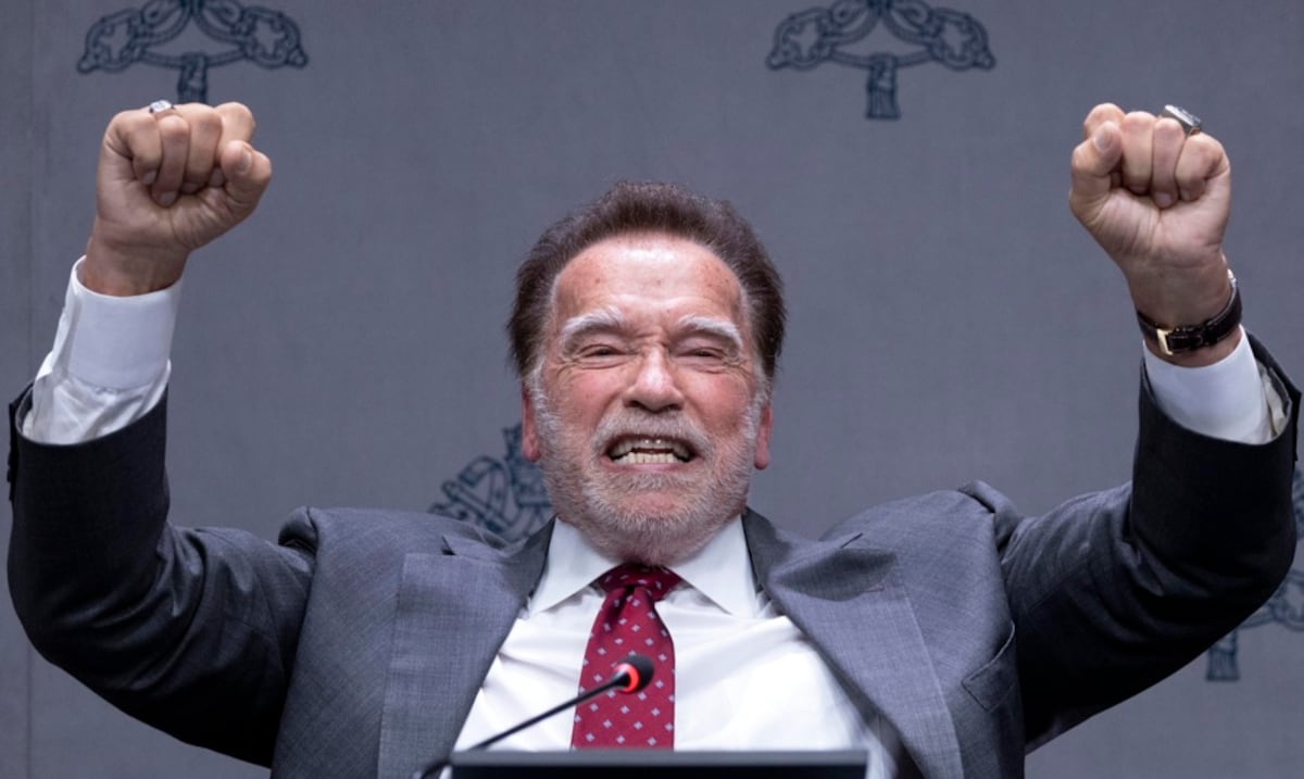 Arnold Schwarzenegger hace sonreír al papa León XIV al llamarle “héroe” ambientalista