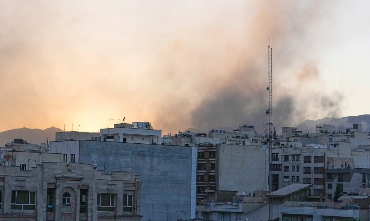 Irán asegura que “no hay un acuerdo sobre un alto el fuego” pero que pausará sus ataques si Israel culmina “su agresión ilegal