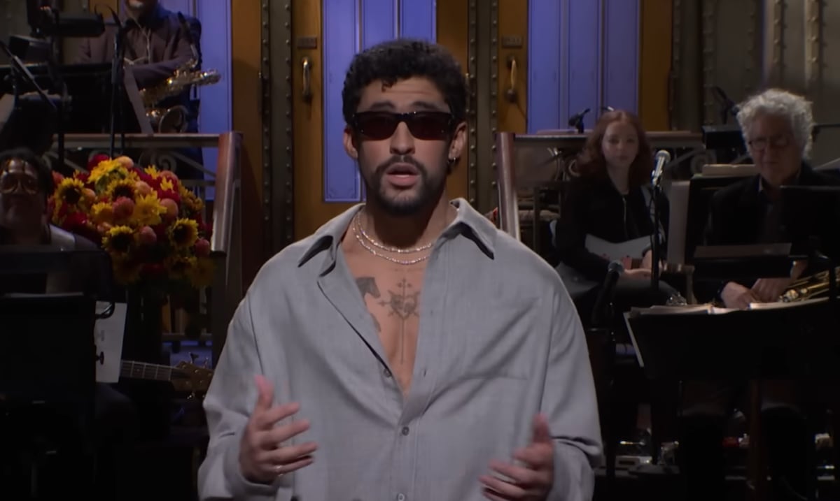 Bad Bunny en “Saturday Night Live” advierte que tienen cuatro meses para entender español de cara al Super Bowl