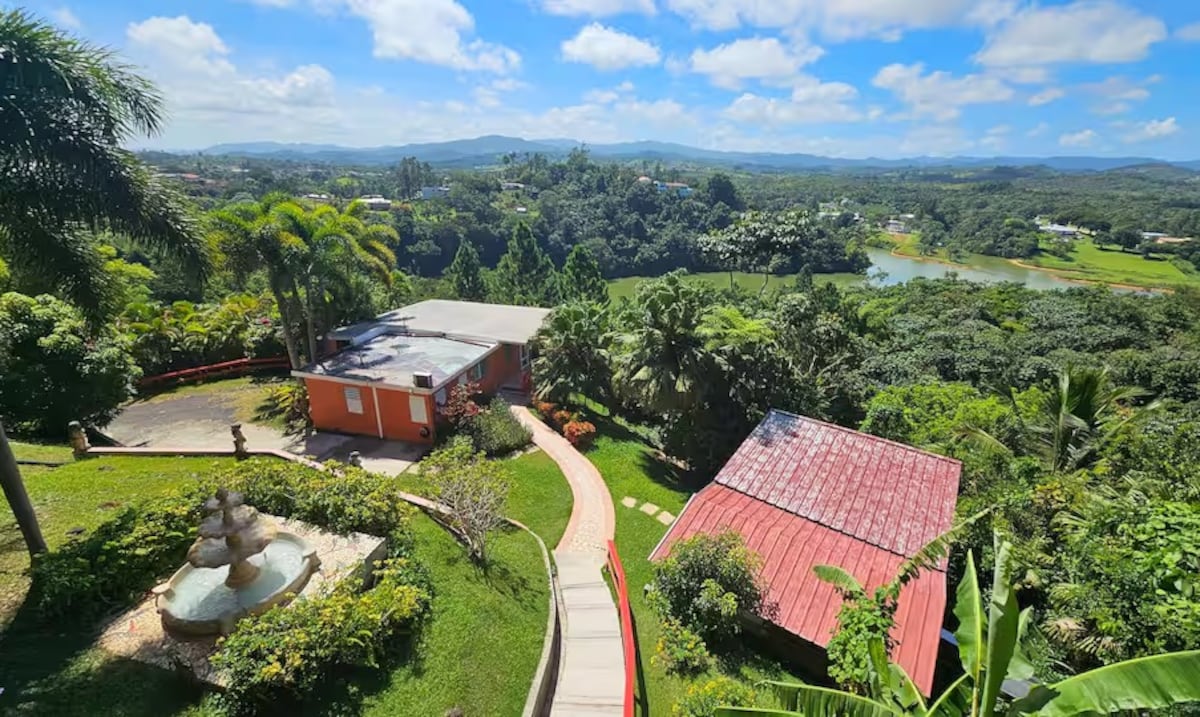 Abrió las puertas a los huéspedes y salvó su casa en las montañas de Cidra