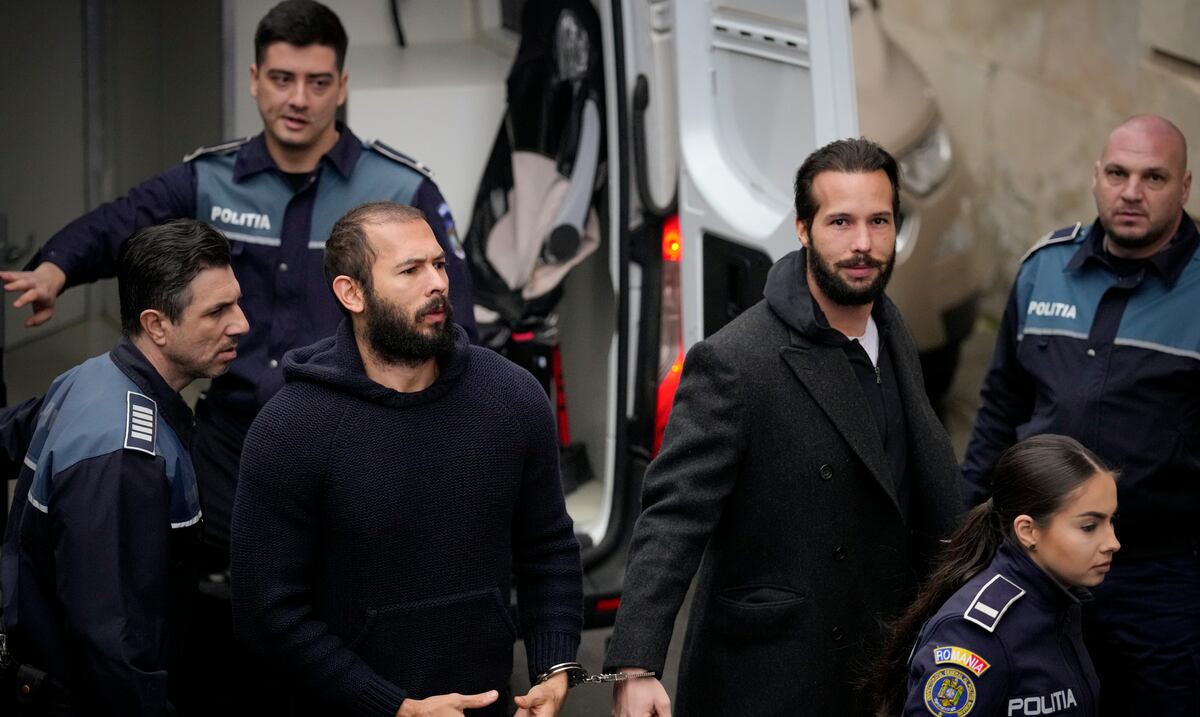 Los hermanos “influencers” Andrew y Tristan Tate abandonan Rumanía en un vuelo con destino a Estados Unidos