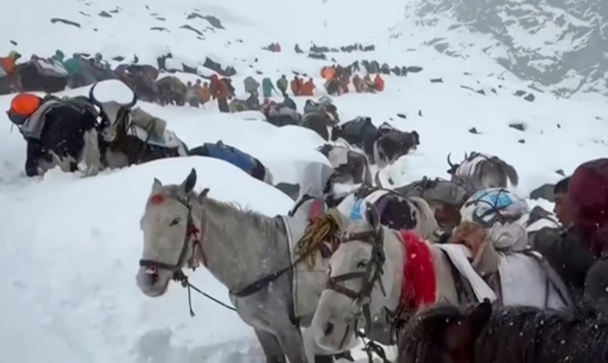 Un escalador surcoreano muere en Nepal y tormentas de nieve aíslan a excursionistas en China