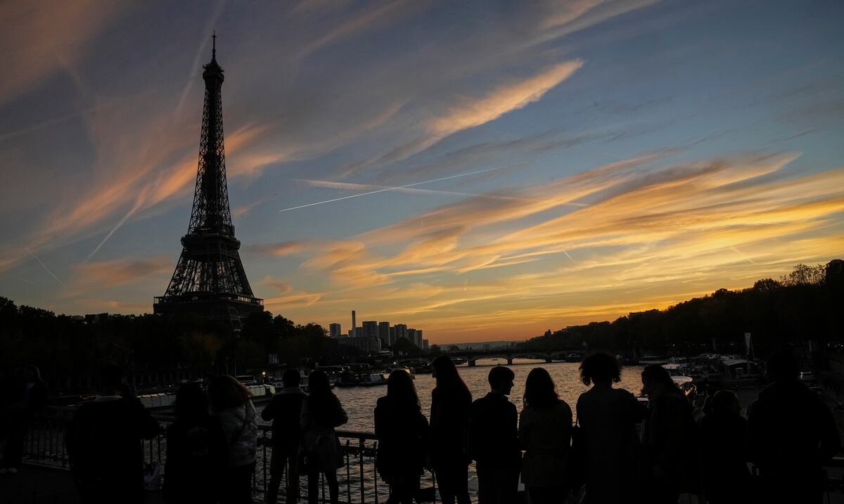 ¿Cruzarías la torre Eiffel?: la instalación de un puente colgante temporal te permitirá hacerlo