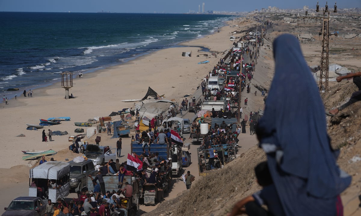 Palestinos regresan a Gaza con esperanza tras el alto al fuego