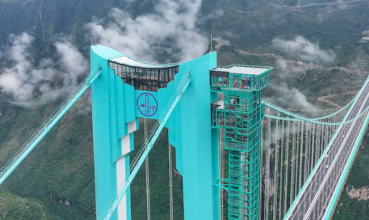 El puente más alto del mundo inaugura una cafetería de cristal a 800 metros de altura