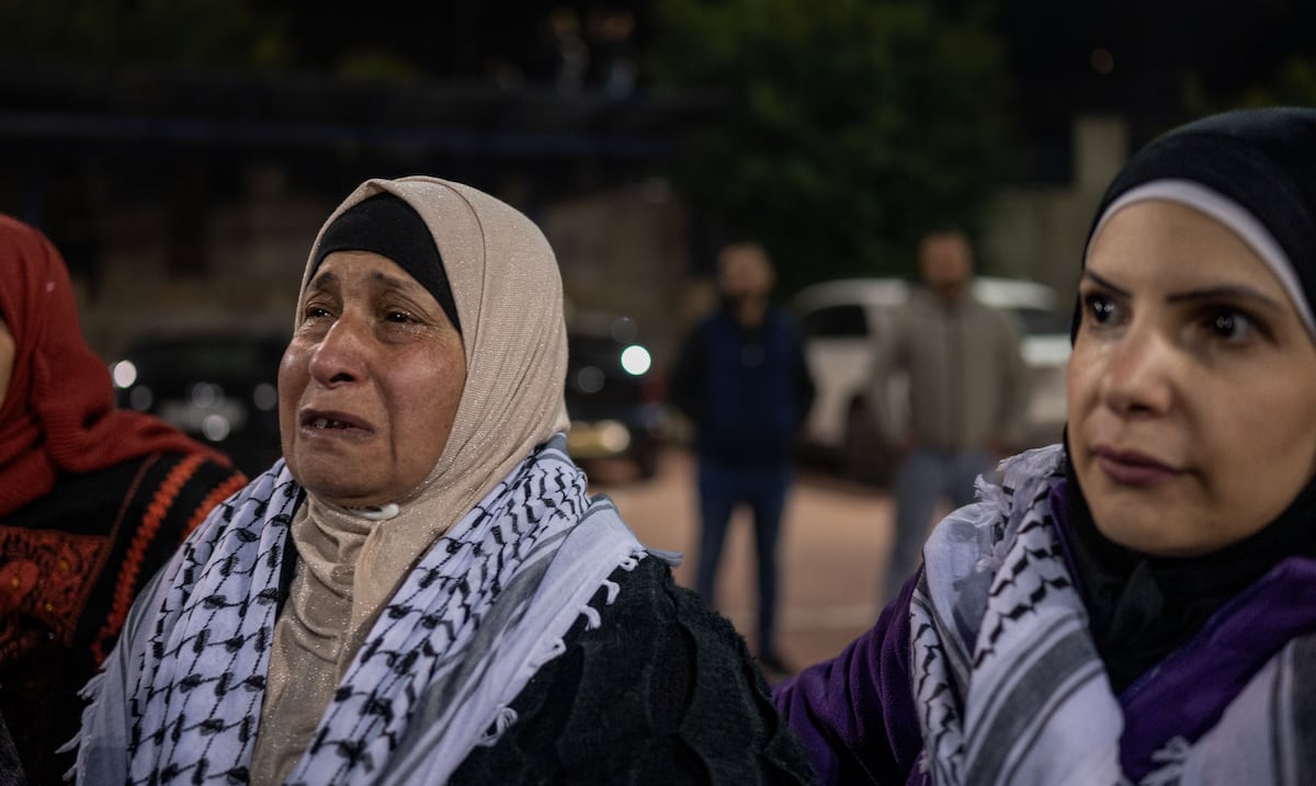 “A la espera de instrucciones”: Israel traslada presos palestinos para canje con rehenes de Hamas