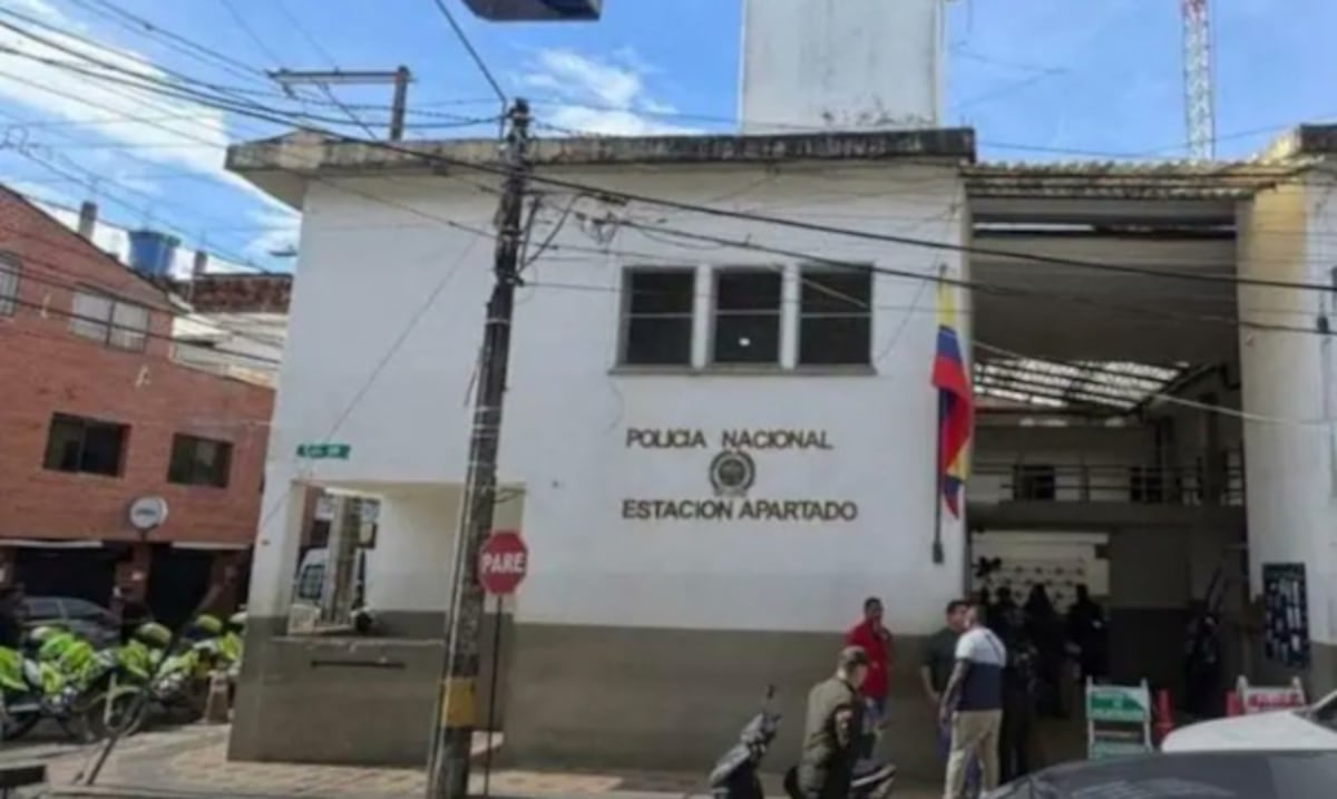Grupo de 18 presos se fuga de una cárcel colombiana tras romper una pared