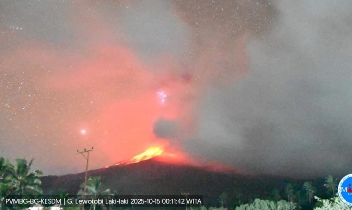 El volcán indonesio Lewotobi Laki-Laki erupciona dos veces