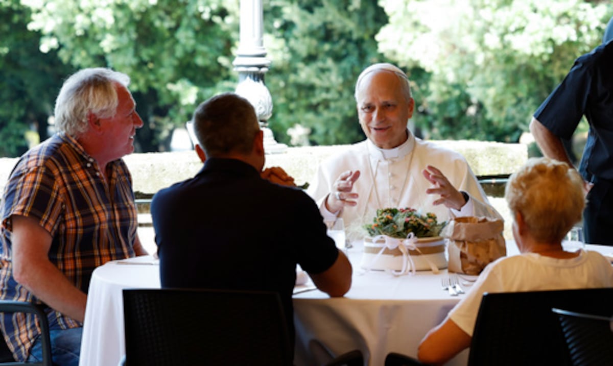 Los invitó a almorzar en su villa: papa León XIV celebra misa para personas sin hogar