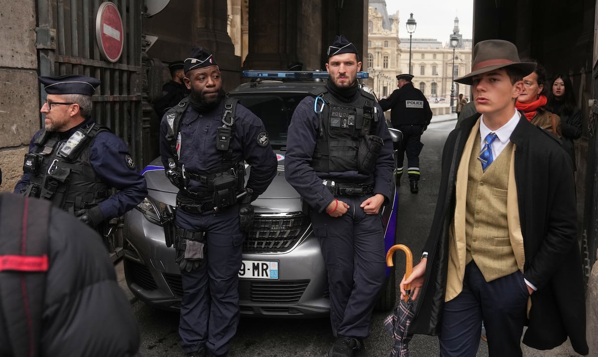 ¿Inspector Clouseau? Hombre misterioso genera revuelo tras el robo en el museo del Louvre