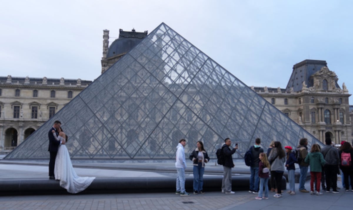 Cronología del robo de joyas en el museo del Louvre en París