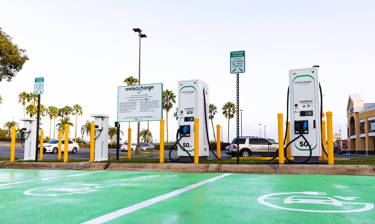 Hay más carros eléctricos en las calles de Puerto Rico, pero ¿y los cargadores?