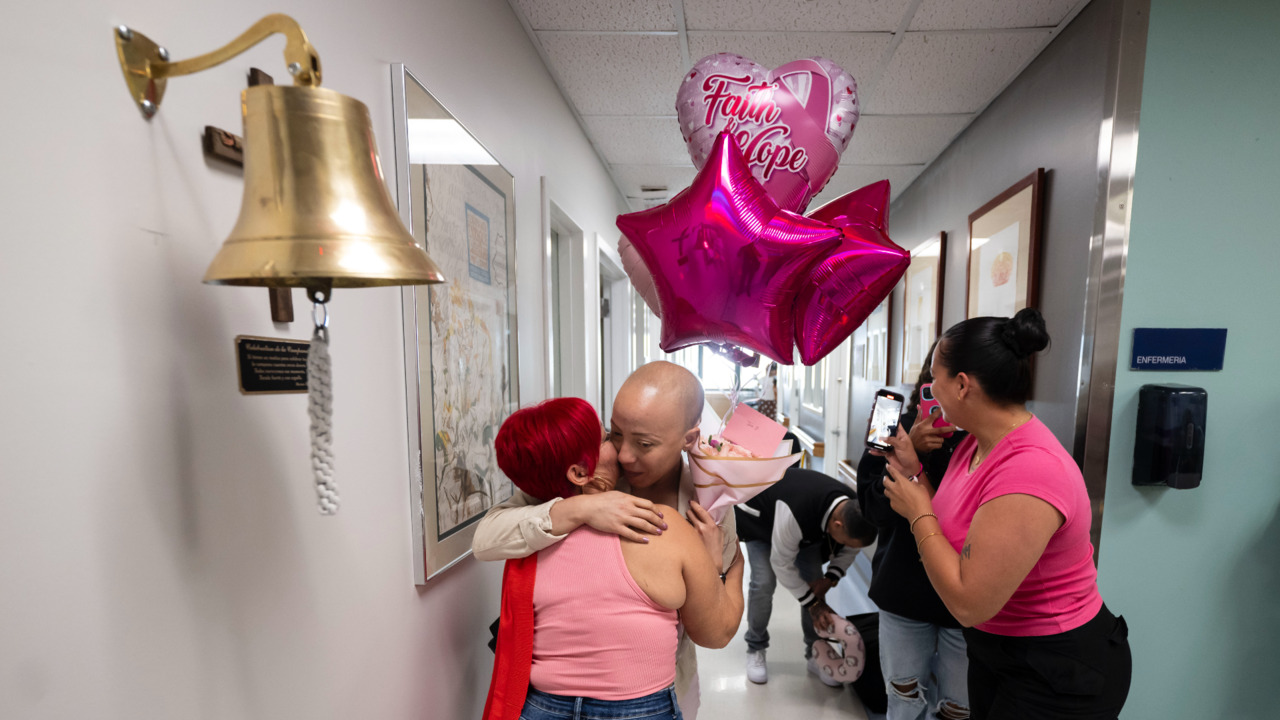 “¡Uno, dos y tres!”: Mujer celebra el fin de su tratamiento contra el cáncer con un emotivo toque de esperanza