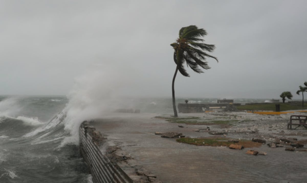 Videos falsos del huracán Melissa generados por IA inundan las redes sociales