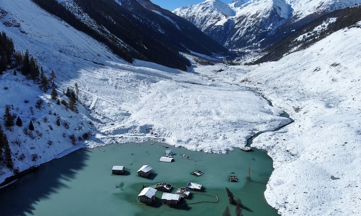 Pueblo en los Alpes suizos busca reconstruirse tras deslave