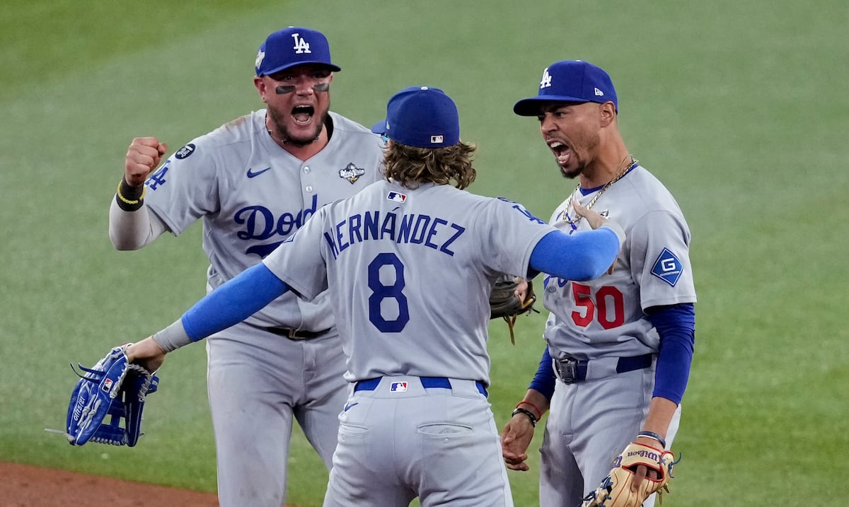 “Kike” Hernández salva a los Dodgers con una doble matanza en la novena y provoca un séptimo juego en Toronto