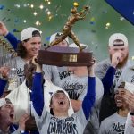 Brazo de hierro: Yamamoto carga con el trofeo de MVP de la Serie Mundial