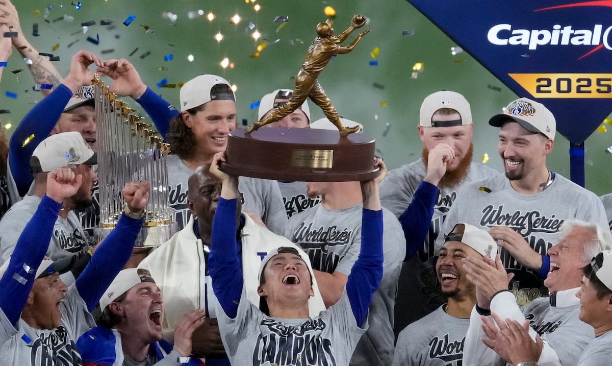 Brazo de hierro: Yamamoto carga con el trofeo de MVP de la Serie Mundial