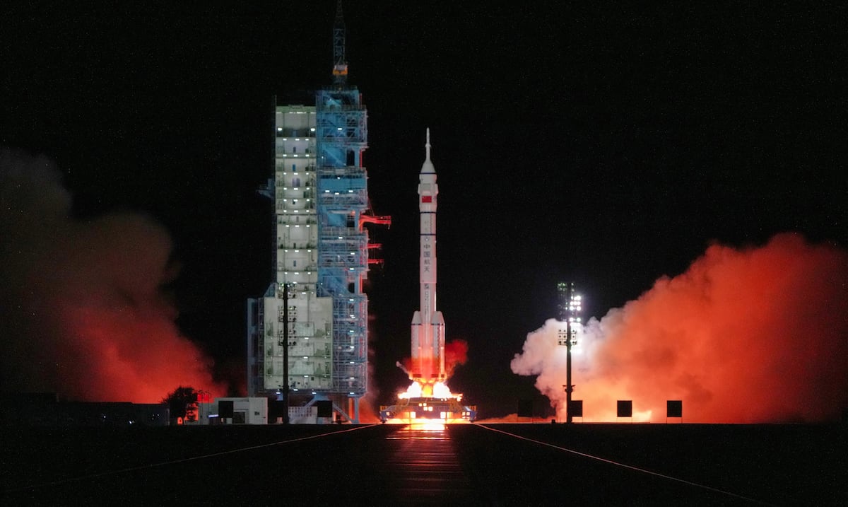 Nave china Shenzhou-21 se acopla con estación espacial y establece récord de velocidad