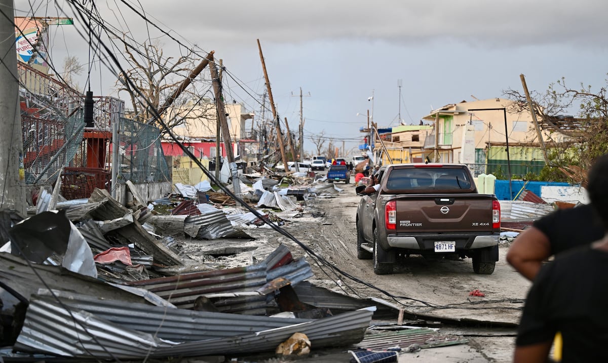 Turistas salen de Jamaica tras días con miedo atrapados por el huracán Melissa