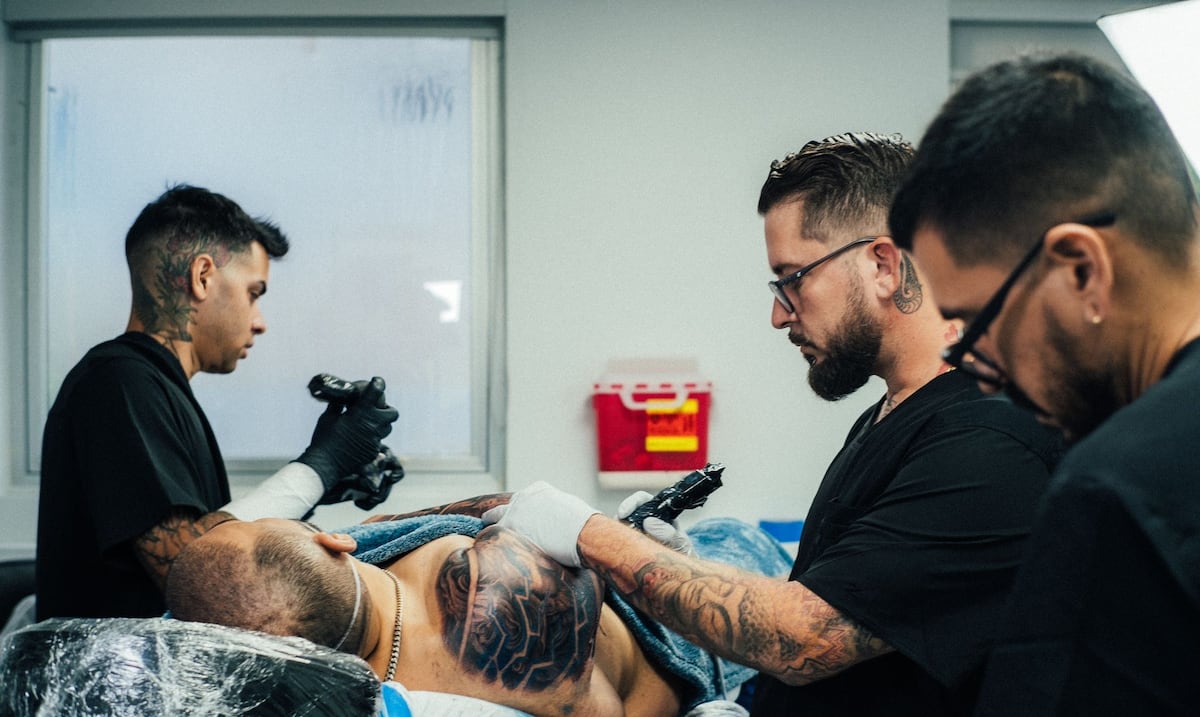 Cuando los famosos se tatúan el cuerpo bajo sedación y anestesia: ¿es realmente seguro?