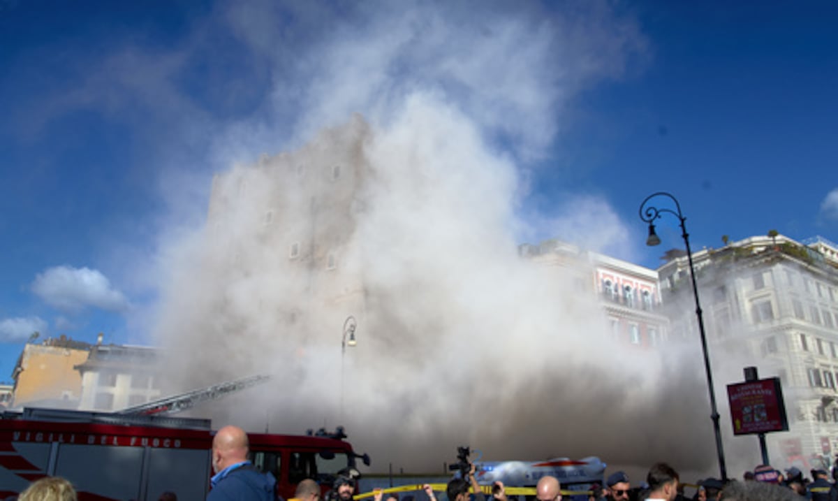 Intentan rescatar a trabajador atrapado en torre medieval que colapsó parcialmente en Roma