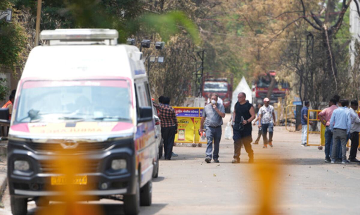Restos de víctimas del avión estrellado de Air India son entregados a sus familiares