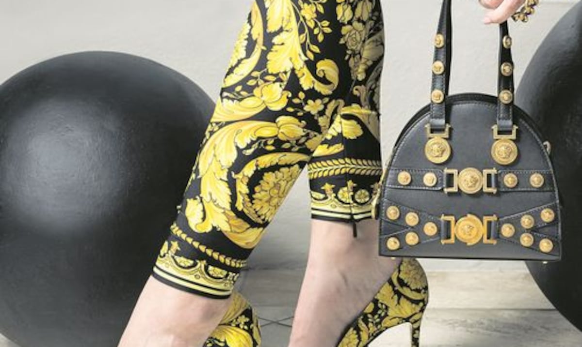 Desmantelan red que robaba prendas de los almacenes de Versace para venderlas por internet