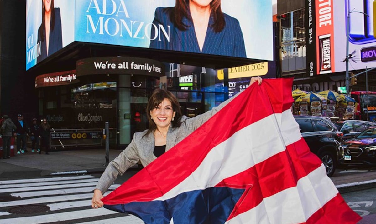 Ada Monzón ilumina Times Square como una de las mujeres líderes de Forbes “50 Over 50″ 2025
