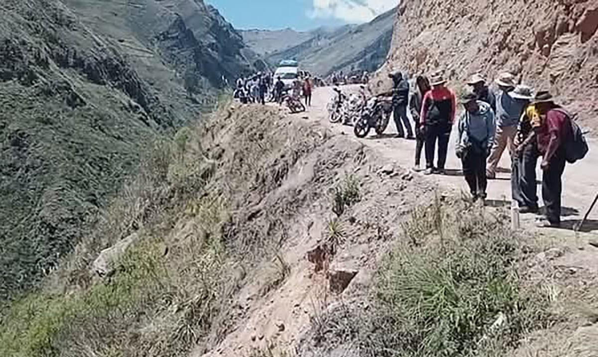 Más de una decena de personas fallecidas al caer un autobús por un barranco en el centro de Bolivia