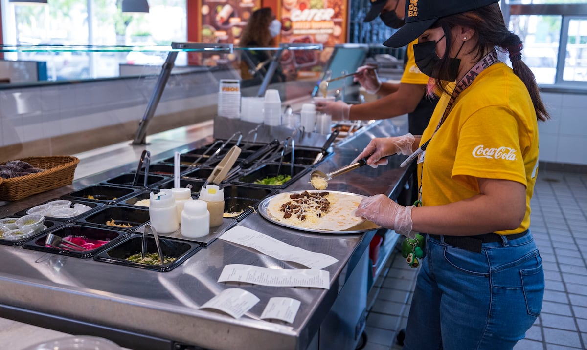 Puertorriqueños gastan $493 mensuales en la compra de comidas y bebidas en restaurantes