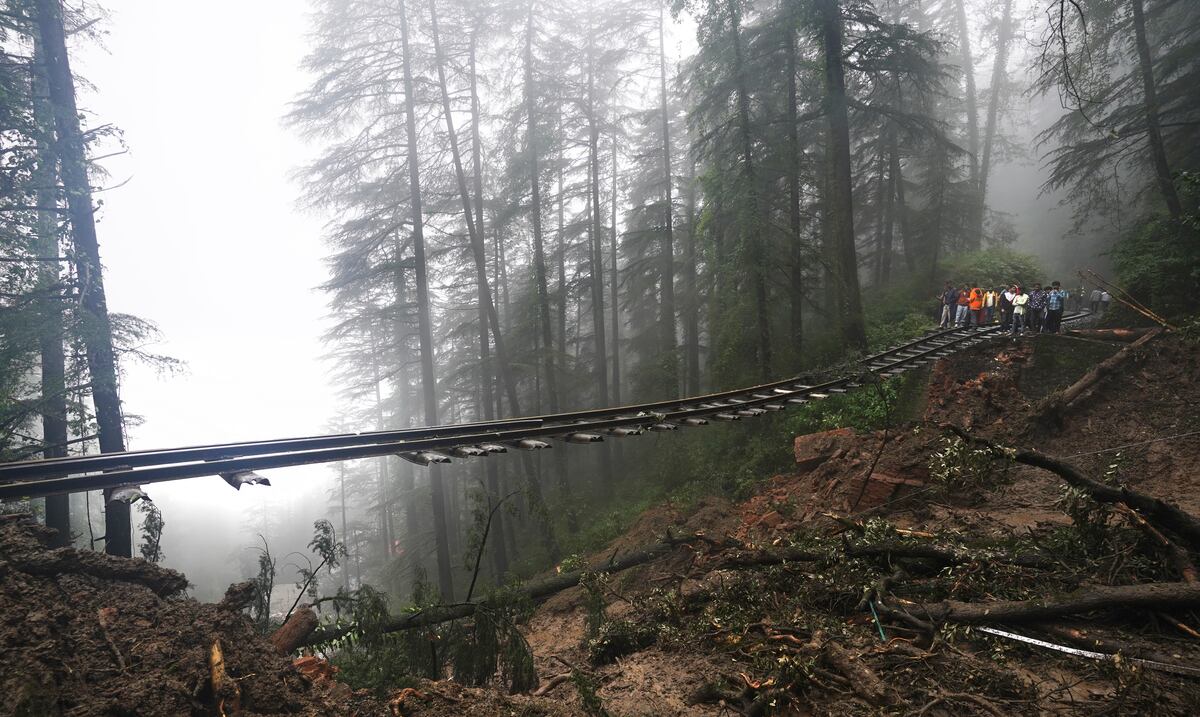 India: al menos 48 muertos por inundaciones y desprendimientos de tierra en región del Himalaya
