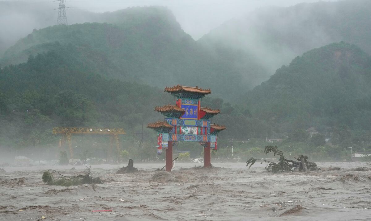 Inundaciones dejan 20 muertos, 27 desaparecidos y miles de evacuados en Beijing