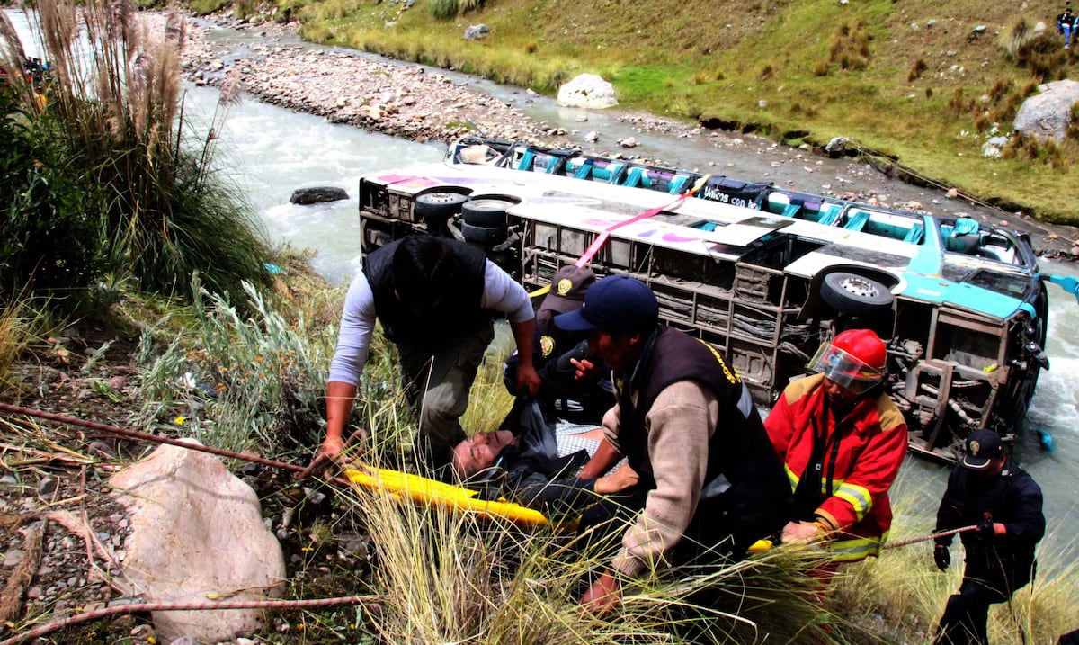 Al menos 37 muertos y 24 heridos en accidente de autobús en sur de Perú