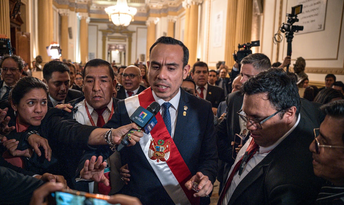 El presidente interino de Perú, José Jerí, lidera operativos en varias cárceles para “golpear el crimen”