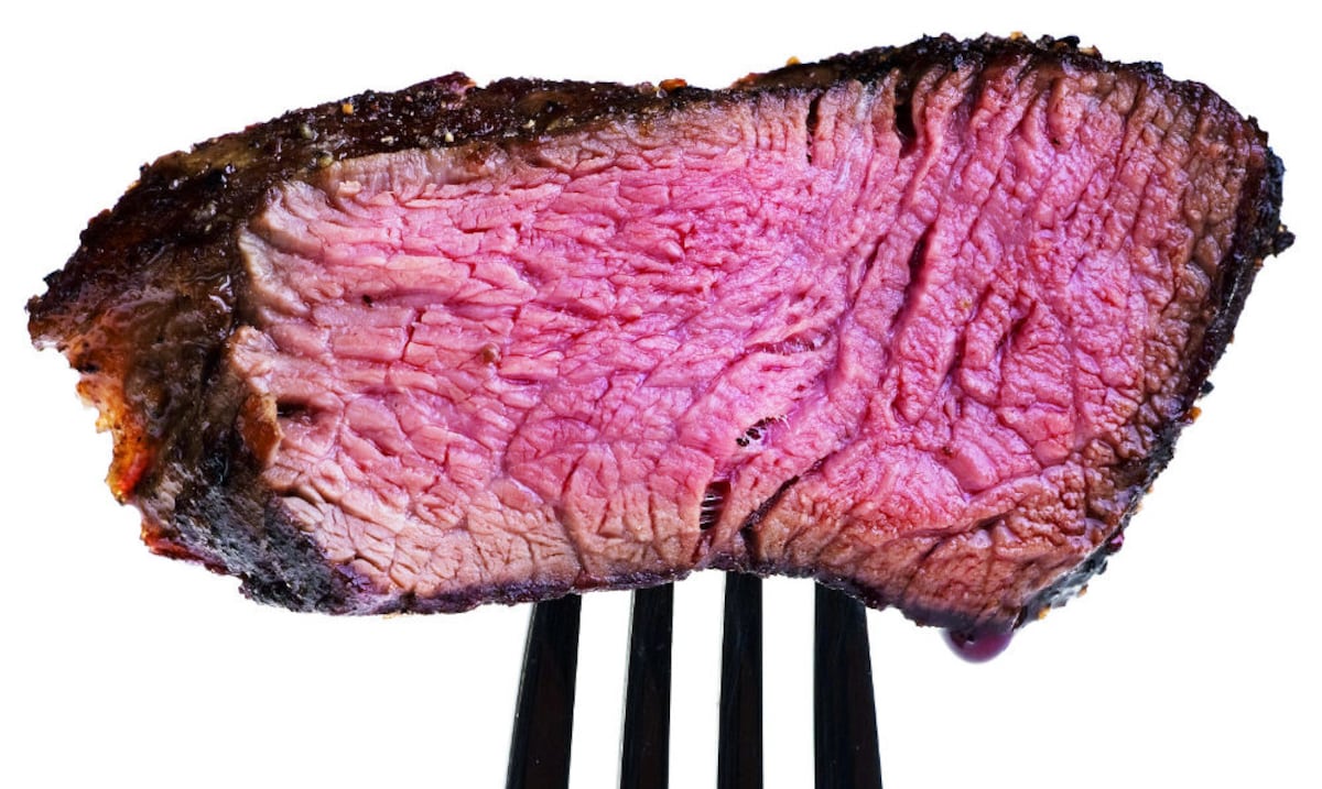 Comer carne roja antes de la regla: ¿cuán cierta esta tendencia viral para aliviar los cólicos menstruales?