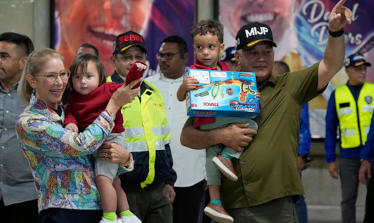 Intercambian estadounidenses encarcelados en Venezuela por migrantes venezolanos deportados a El Salvador