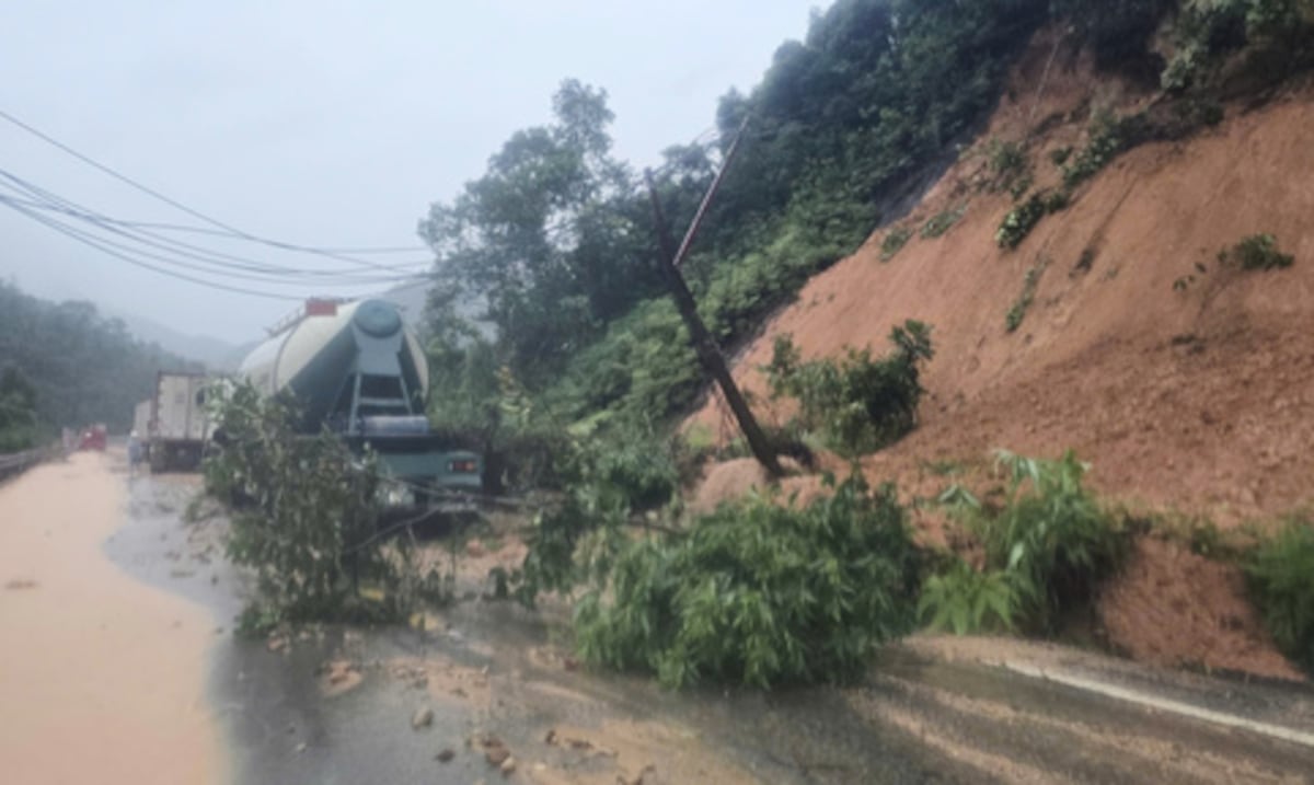 Seis personas mueren luego de que un desprendimiento de tierra sepultara un autobús en Vietnam