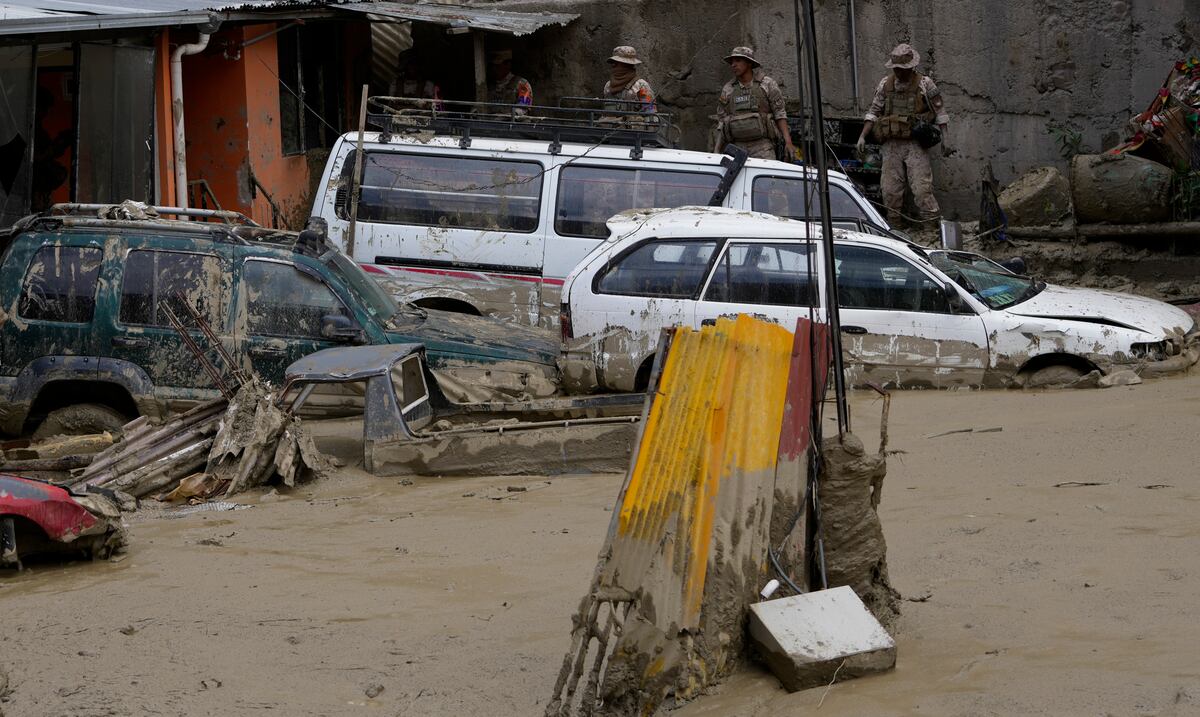Primeras lluvias provocan avalancha de lodo en un barrio de Bolivia tras meses de sequía
