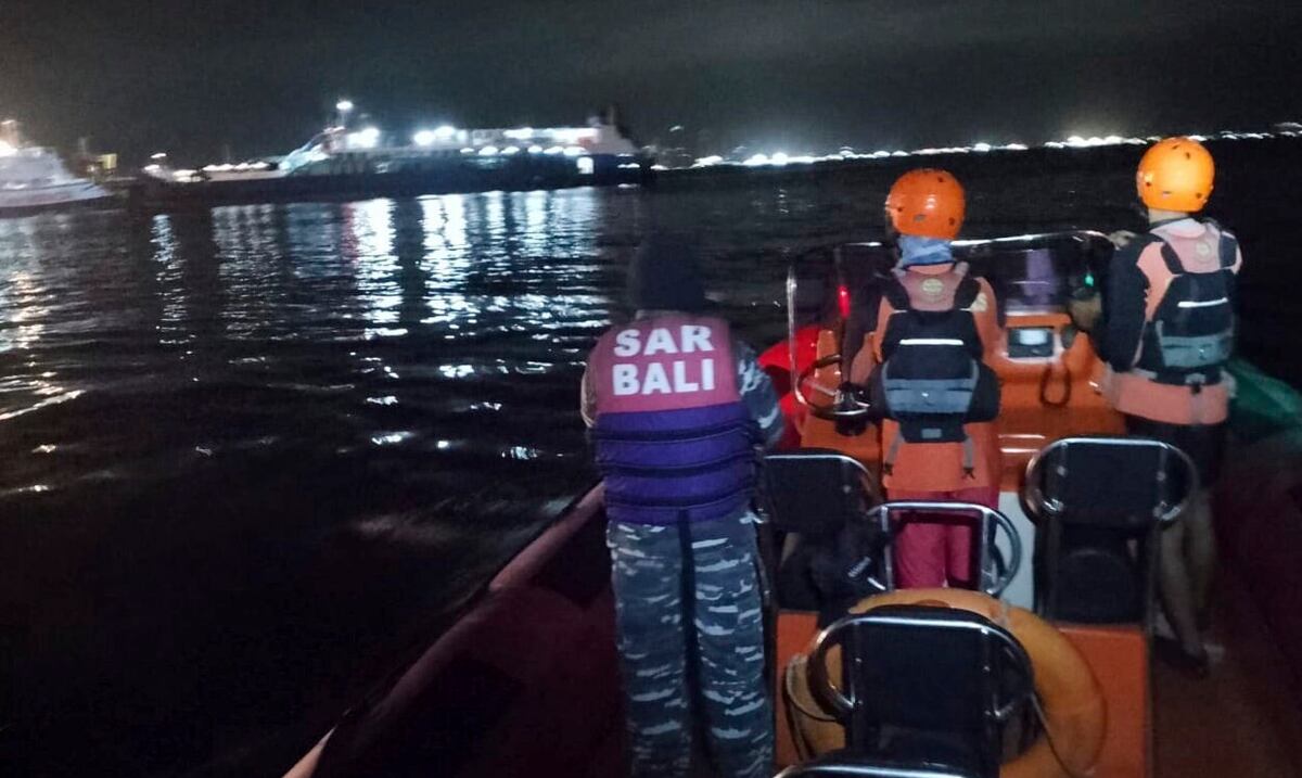 Ferry con 65 personas se hunde cerca de la isla de Bali, desaparecen 43